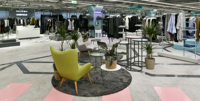 В «Меге Теплый Стан» пройдет распродажа с вещами брендов JNBY и «Кружок»