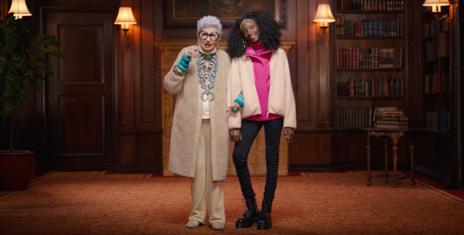 Айрис Апфель позирует в вещах из флиса в новом видео Uniqlo