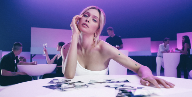 Вера Брежнева представила клип на песню «Розовый дым»