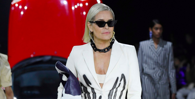 Мать Беллы и Джиджи Хадид приняла участие в показе Off-White