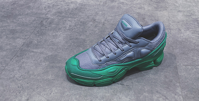 Мужской показ: технологичная куртка, чиносы и олдскульные кроссовки