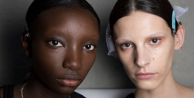 Как повторить макияж с обесцвеченными бровями с показа Prada