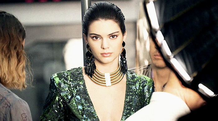 Кендалл Дженнер танцует в метро в видеокампании Balmain x H&M