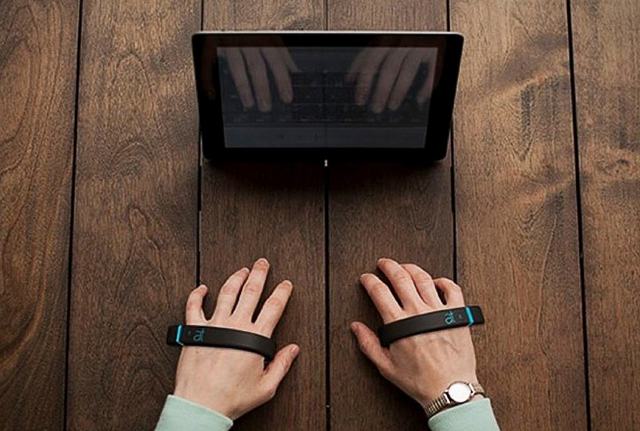 \"Невидимые\" наручники-клавиатура AirType