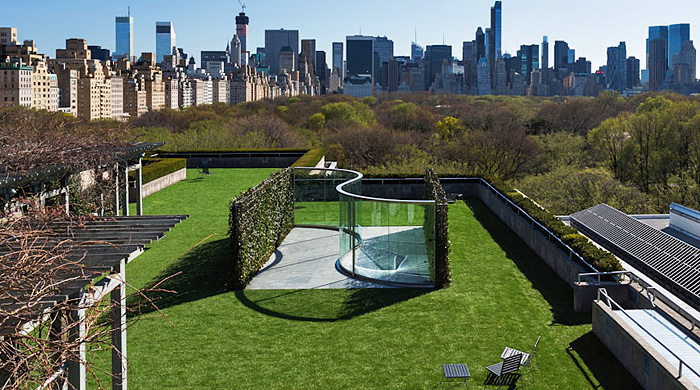 Стеклянная инсталляция на крыше нью-йоркского Метрополитен-музея