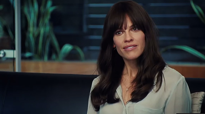 Эмми Россам и Хилари Суэнк в драме \"Ты не ты\"