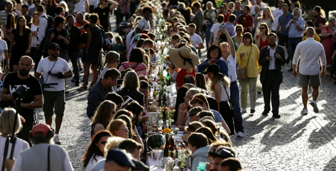 В центре Праги устроили пир в честь прощания с коронавирусом
