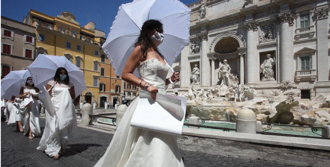 В Риме невесты устроили акцию протеста против отсрочки их браков из-за COVID-19