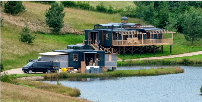 Гай Ричи строит базу отдыха для знаменитостей