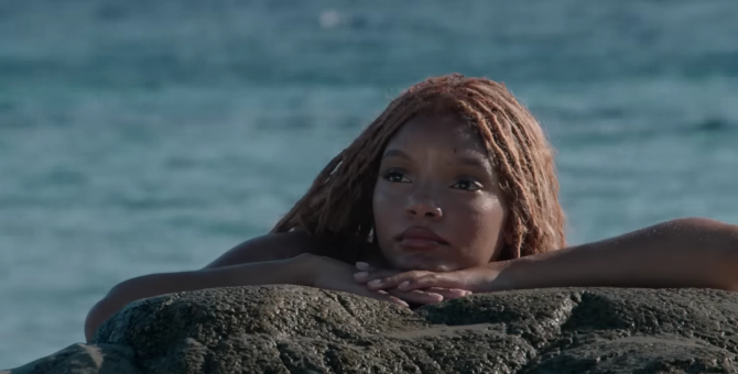 Disney опубликовал новый отрывок из «Русалочки» — в нем Ариэль и Флаундер спасаются от акулы