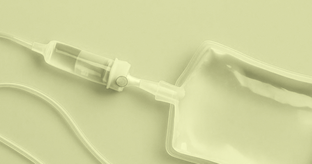 Витаминные капельницы: кому подойдет инфузионная терапия и о каких рисках необходимо знать