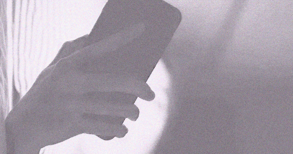 Почему мы следим за бывшими в соцсетях? Отвечает психотерапевт