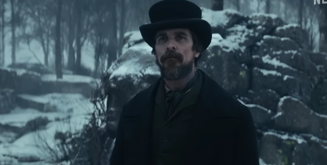 Кристиан Бэйл расследует убийство в трейлере хоррора «Всевидящее око»