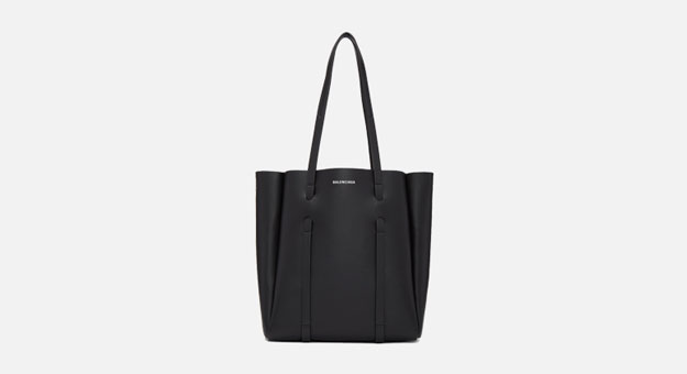 Balenciaga выпустил аксессуары с логотипом модного дома