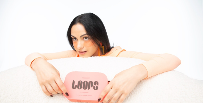 Камила Мендес из «Ривердейла» стала креативным директором Loops Beauty