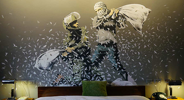 Бэнкси открыл отель на границе Израиля и Палестинской автономии