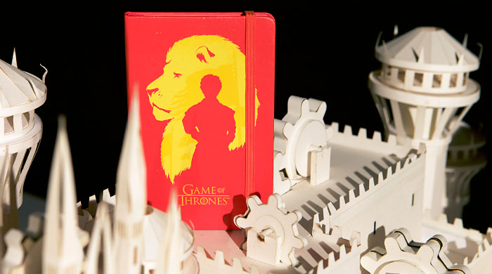 Moleskine воссоздал открывающую сцену \"Игры престолов\"