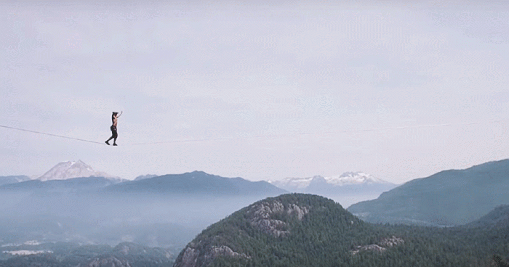 Над пропастью и без страховки: новый рекорд в ходьбе по канату