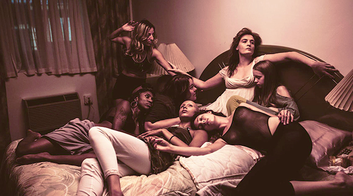 Религиозные образы и извивающиеся тела в новом клипе Florence + The Machine