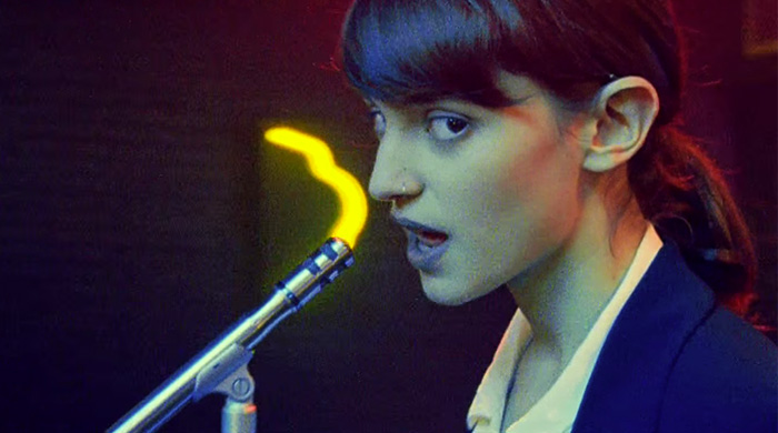 Караоке и неоновые огни в новом клипе Hot Chip на композицию Started Right