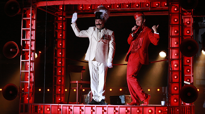 Битва стереотипов и немного абсурда: \"19.14\" на сцене МХТ имени Чехова