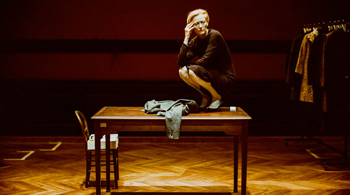 Тильда Суинтон выступает в постановке Palais Galliera в Париже