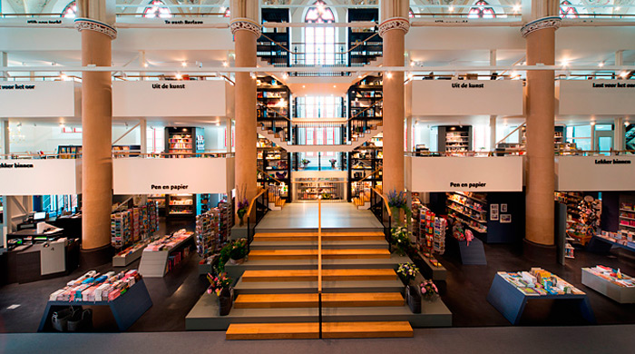 Современный книжный магазин внутри церкви XV века