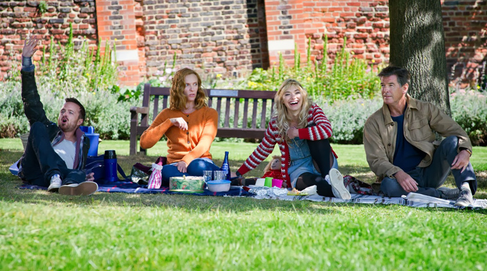 Пирс Броснан и Аарон Пол в трейлере к фильму A Long Way Down