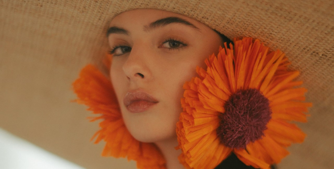 Дева Кассель в роли Анжелики Седары на первых кадрах сериала Netflix «Леопард»