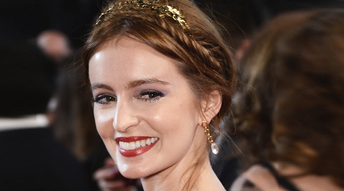 Тенденция: коса на макушке