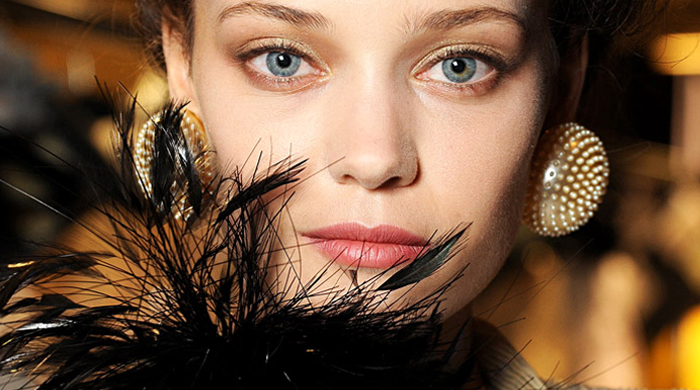 Красота в деталях: облако пудры на показе Armani Privé