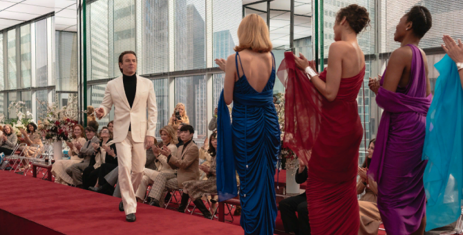 Halston и Netflix выпустили коллекцию вечерних платьев по мотивам сериала «Холстон»