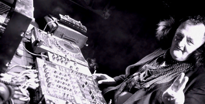 Мишеля Гобера обвинили в расизме из-за масок для лица с азиатским разрезом глаз