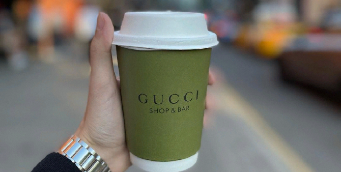 Одноразовые бумажные стаканчики из московского Gucci Shop & Bar продают на «Авито»