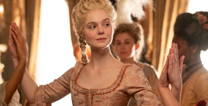 Эль Фаннинг объявила о выходе второго сезона сериала «Великая»