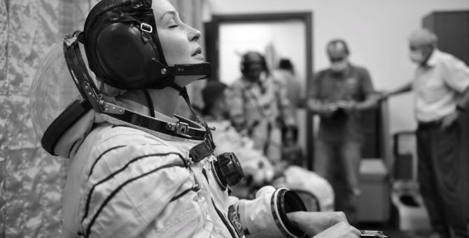 Появились новые снимки подготовки Юлии Пересильд к полету на МКС