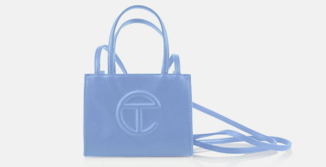 Бренд Telfar выпустил сумку-шопер нежно-голубого оттенка
