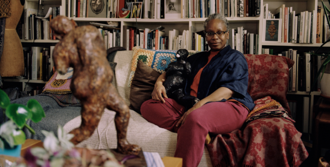 Alexander McQueen представил новую коллекцию в виде фотожурнала