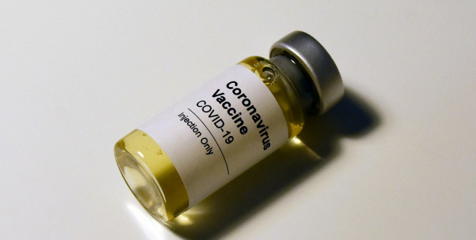 По данным «Левада-центра», 64% россиян считают коронавирус биологическим оружием