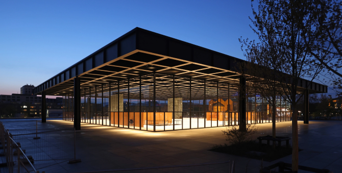 Saint Laurent проведет показ мужской коллекции в Новой национальной галерее в Берлине