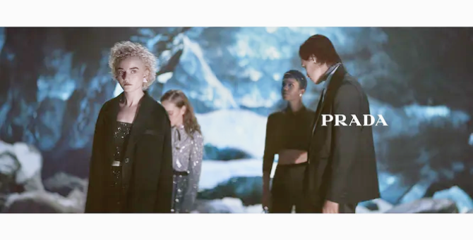 Шира Хаас из «Неортодоксальной» снялась в рождественской кампании Prada