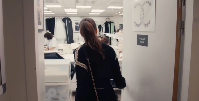 Маргарет Куэлли снялась в тизере новой кутюрной коллекции Chanel