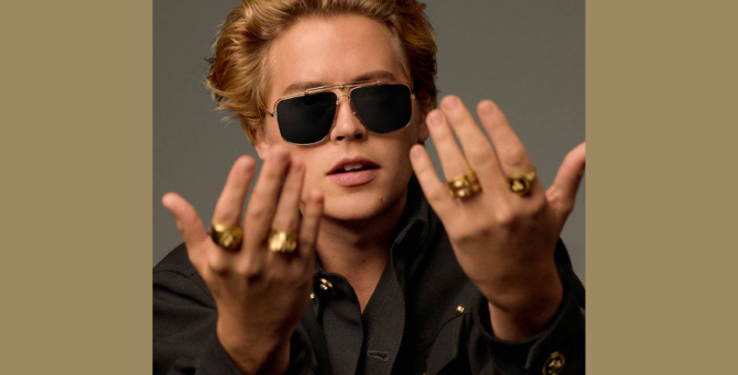 Коул Спроус стал лицом коллекции оптики Versace