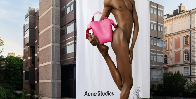 В кампании сумок Acne Studios снялись обнаженные танцоры