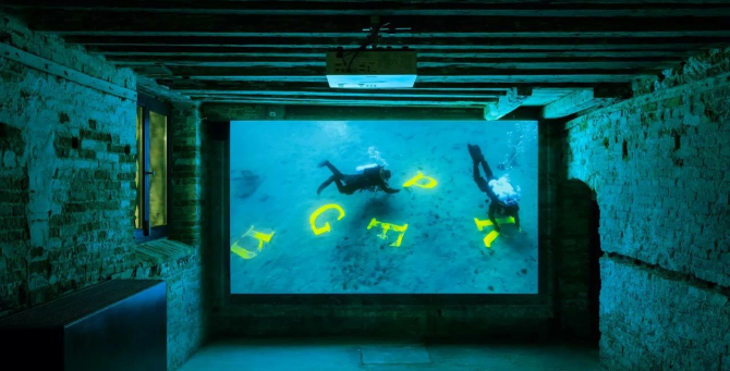 В Fondazione Prada открылась групповая выставка «Все говорят о погоде»