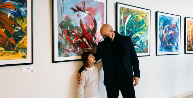 В Театре имени А. С. Пушкина открылась выставка арт-проекта «Дети Солнца»