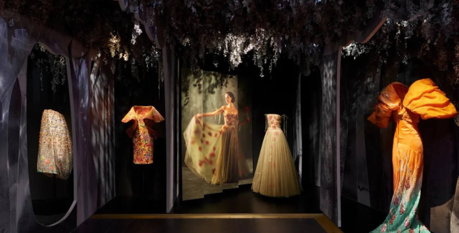 Мария Грация Кьюри открывает выставку о женщинах-художницах со всего мира