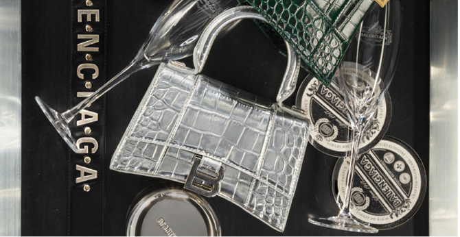 Balenciaga выпустил обновленную праздничную коллекцию подарков