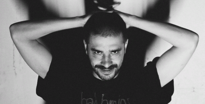 Хаски исполняет психоделический рок в новом сингле Батерса