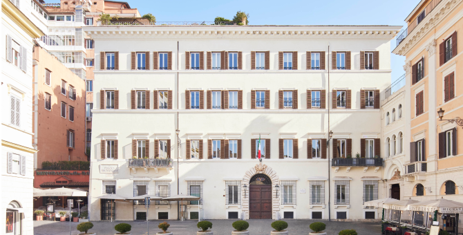 Valentino покажет новую кутюрную коллекцию на площади Миньянелли в Риме